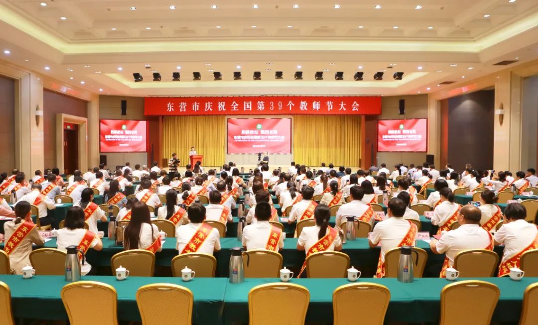 萬達(dá)集團(tuán)榮獲“東營市捐資助學(xué)先進(jìn)單位”和